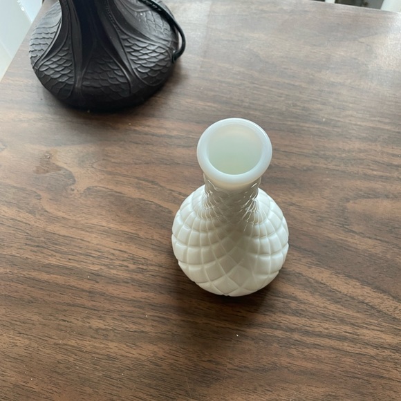 Small Vintage Milk Glass Diamond Pattern Bud Vase 6" tall - Picture 3 of 4